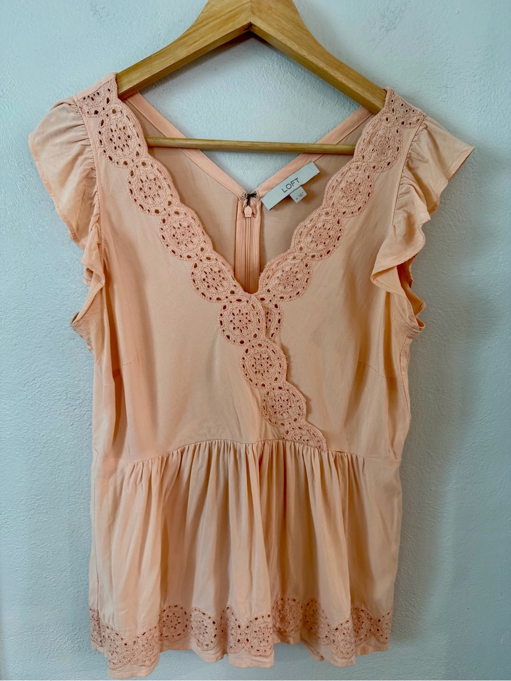 LOFT Blush Pink Eyelet Lace Flutter Sleeve Peplum Top | Size 4